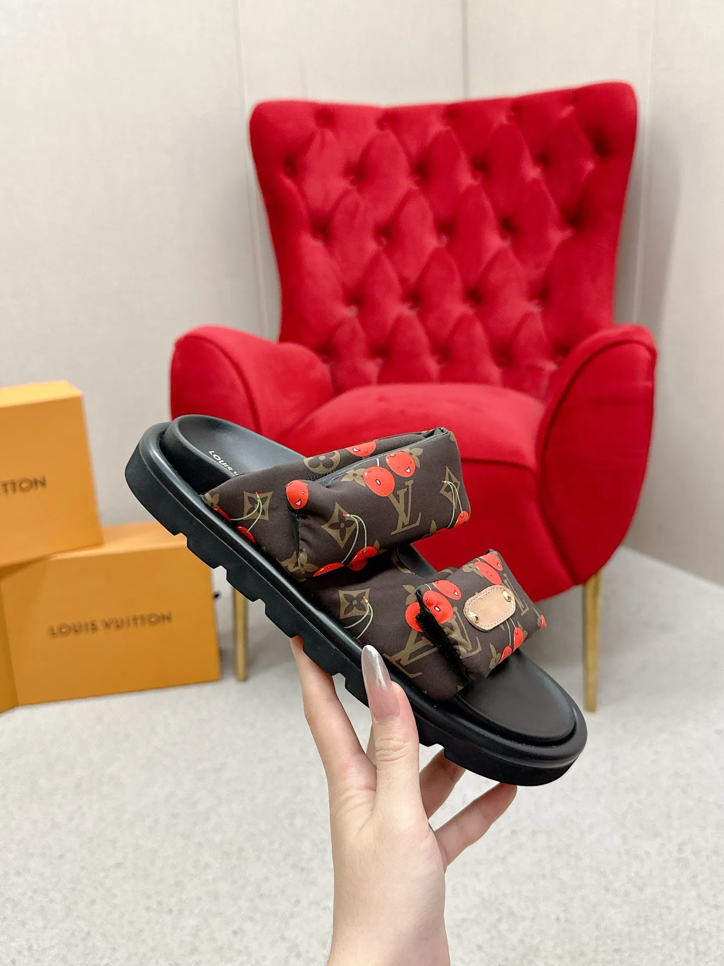 P340 yuan LV Louis Vuitton Full of high-end feel! A popular model among bloggers at home and abroad, it’s retro and fashionable, and looks stunning on your feet! Mainly recommended model on the official website★ ━━━━━ ЅᏇєєt ━━━━━ ▪️Upper: original calfskin ➕5D printing process ▪️Inner: imported mixed sheepskin ▪️Outsole: original molded foam outsole ▪️Size: Female 35-40 Men's 39-44 (women's 41 men's 45)